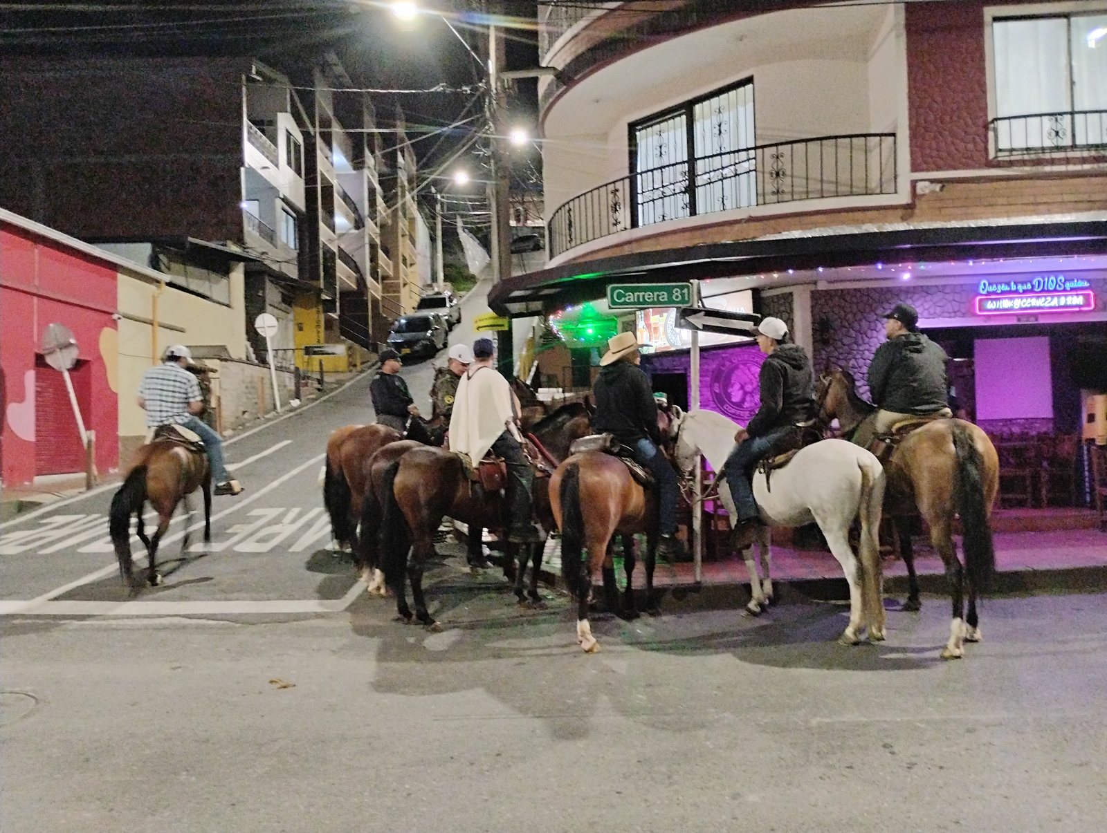 Jinetes a caballo detenidos de noche en la esquina de la Carrera 81 &mdash; San Antonio de Prado.